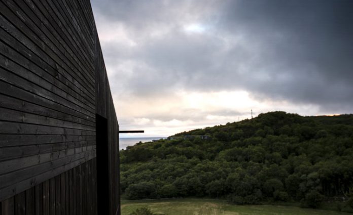 A blackwood cabin designed by Kappland Arkitekter on the Norwegian island Stokkøya.