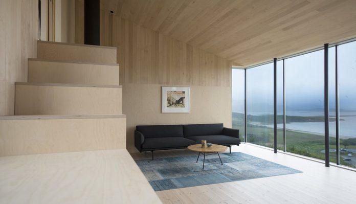 A wood cabin designed by Kappland Arkitekter on the Norwegian island Stokkøya.
