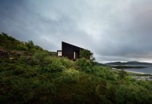 A blackwood cabin designed by Kappland Arkitekter on the Norwegian island Stokkøya.