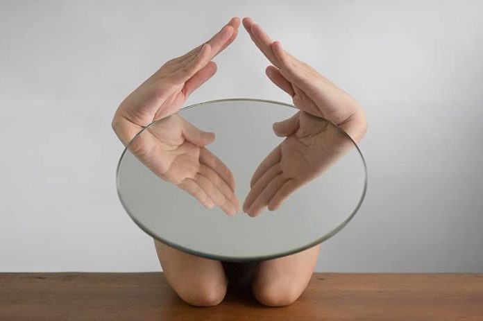 Photographs of body parts and mirror illusions by Lin Yung Cheng aka 3cm.