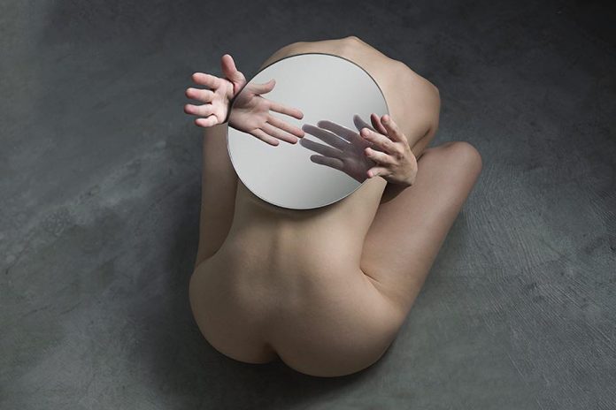 Photographs of body parts and mirror illusions by Lin Yung Cheng aka 3cm.