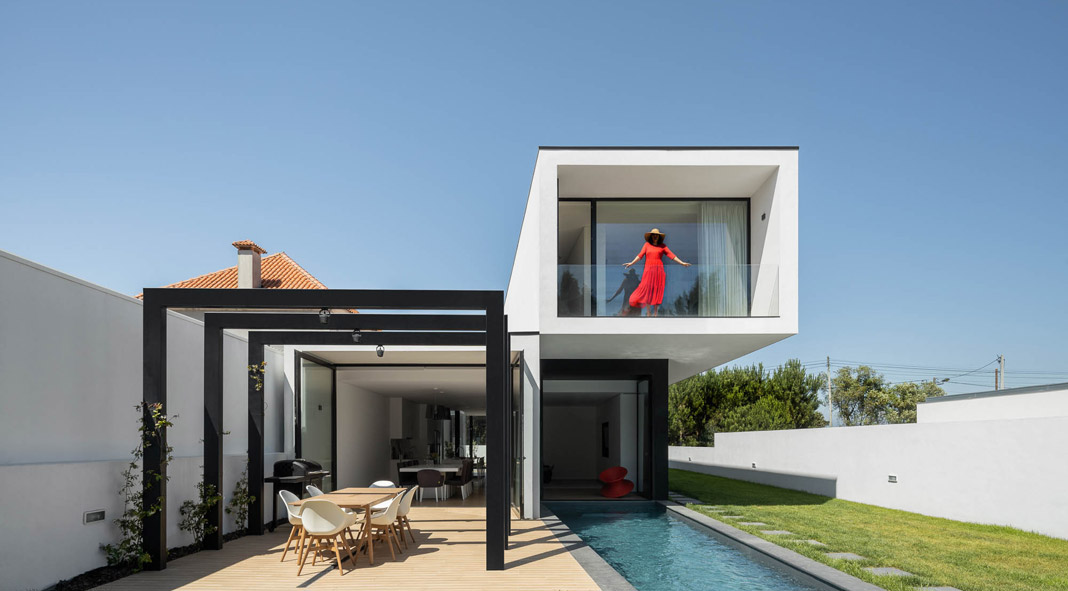 Modern villa by Portuguese architect Maria Fradinho from the FRARI atelier.