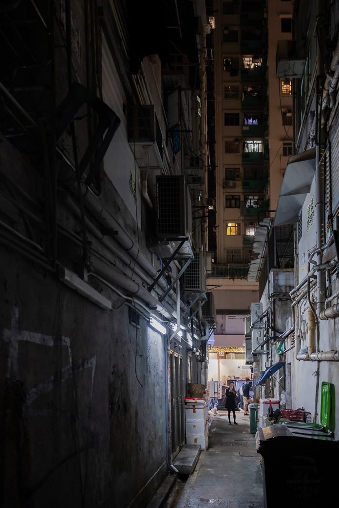Alleyways in Hong Kong — street photography by Leo H.Li