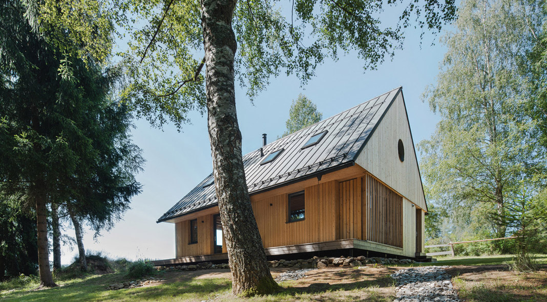 Les Archinautes designed a wooden holiday cabin in the heart of the Bohemian Forest