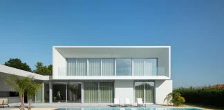 Minimalist White House, a project by Arquitetura501 in Braga, photographed by Ivo Tavares