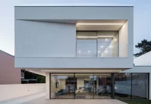 How Casa dos Sobreiros II Redefines Modern Residential Architecture Through Light and Form Urbanpolis – Construções e Empreendimentos, Lda designed a calm white house designed for everyday life.