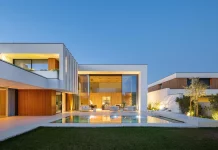 Casa FJ is an architectural residential development project by MIL870 and GRAUON in Póvoa de Varzim, Portugal. It was photographed by Ivo Tavares.