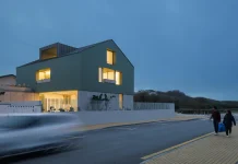 Casa Verde is an architectural project by M2 Senos Arquitectos on the Costa Nova do Prado, in Ílhavo, Portugal. It was photographed by Ivo Tavares.