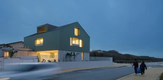 Casa Verde is an architectural project by M2 Senos Arquitectos on the Costa Nova do Prado, in Ílhavo, Portugal. It was photographed by Ivo Tavares.