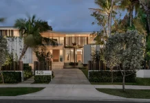 The Rivo Alto Villa by SAOTA Borrows Miami’s Art Deco Curves and Leaves the Neon Behind Rivo Alto Villa by SAOTA on Miami’s Venetian Islands