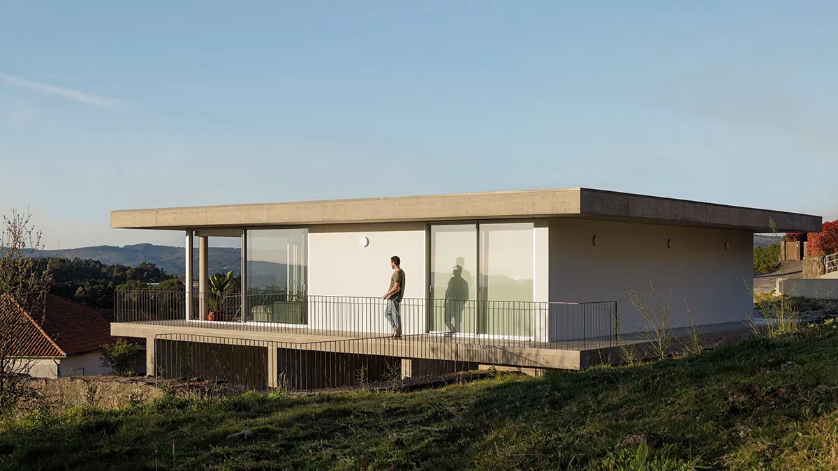 Casa Coqueira, a project by Tiago Sousa Arquitecto in Paredes de Coura, photographed by Ivo Tavares. Casa Coqueira, a project by Tiago Sousa Arquitecto in Paredes de Coura, photographed by Ivo Tavares.